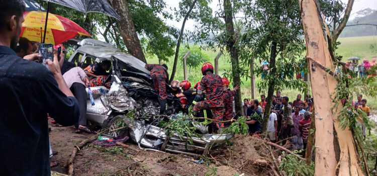 উজিরপুরে বরযাত্রীর মাইক্রো ও পরিবহন মুখোমুখি নিহত ১, আহত ১০