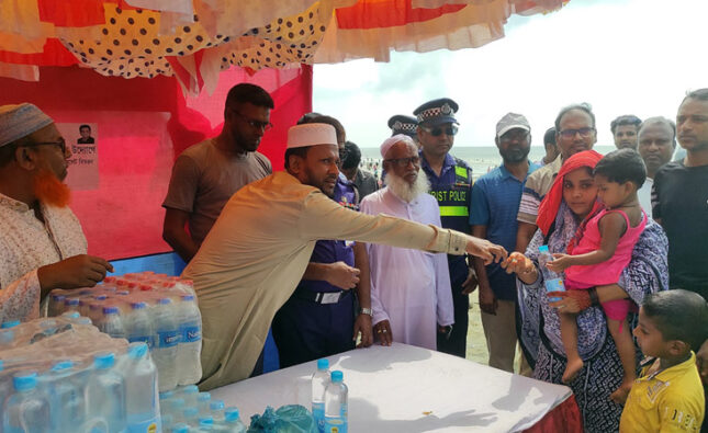 কুয়াকাটায় পর্যটকদের মাঝে সুপেয় পানি ও চকলেট বিতরণ