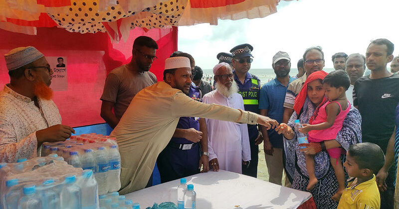 কুয়াকাটায় পর্যটকদের মাঝে সুপেয় পানি ও চকলেট বিতরণ