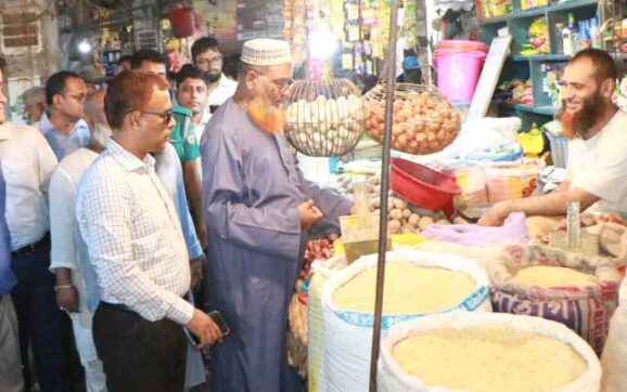 নিষিদ্ধ পলিথিন ব্যাগের বিরুদ্ধে বরিশালে অভিযান