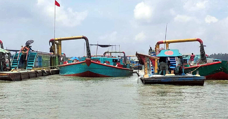 বাবুগঞ্জে অবৈধভাবে বালু উত্তোলনে ৮ লাখ টাকা জ‌রিমানা