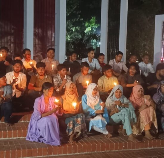 ফিলিস্তিনে ইসরাইলি হামলা ও গণহত্যা বন্ধের প্রতিবাদে বরিশালে মোমবাতি প্রজ্বলন