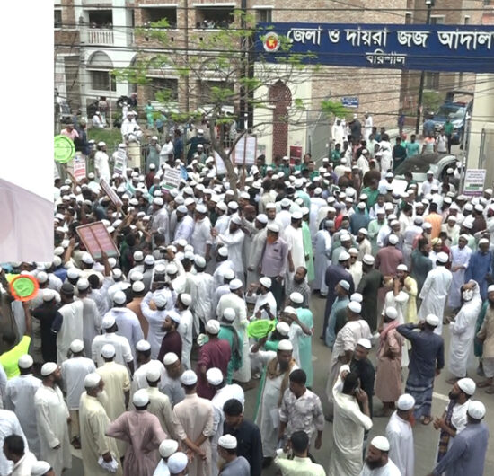 ফয়জুল করিমকে মেয়র ঘোষনার দাবিতে আদালতের সামনে অবস্থান