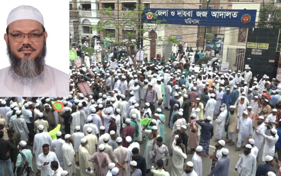 ফয়জুল করিমকে মেয়র ঘোষনার দাবিতে আদালতের সামনে অবস্থান