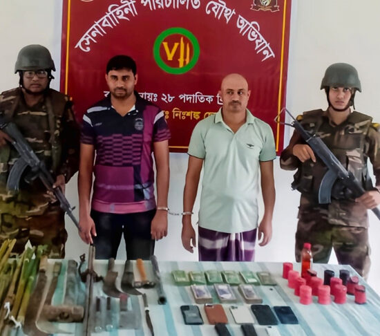 মুলাদীতে সেনাবাহিনী ও পুলিশের যৌথ অভিযানে অস্ত্র ও ককটেলসহ দুই জন গ্রেফতার