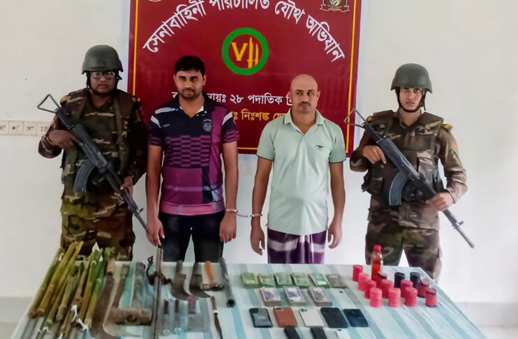 মুলাদীতে সেনাবাহিনী ও পুলিশের যৌথ অভিযানে অস্ত্র ও ককটেলসহ দুই জন গ্রেফতার