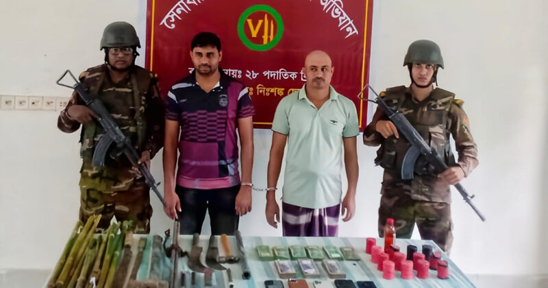 মুলাদীতে সেনাবাহিনী ও পুলিশের যৌথ অভিযানে অস্ত্র ও ককটেলসহ দুই জন গ্রেফতার