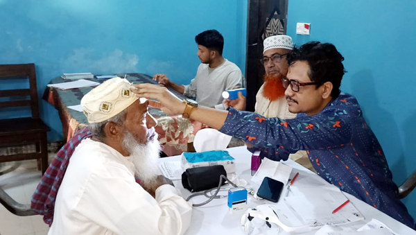 কুয়াকাটায় ফ্রি চক্ষু চিকিৎসা ক্যাম্পে বিশেষজ্ঞদের সেবা পেলেন স্থানীয়রা