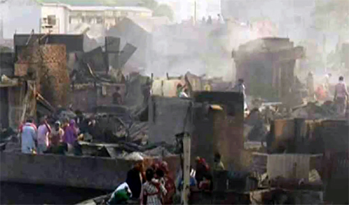 ভোরের আলোয় স্পষ্ট কড়াইল বস্তির আগুনের বিভীষিকা