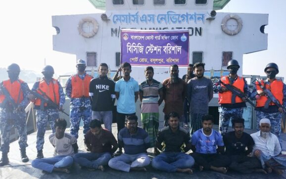 বরিশালে বিপুল পরিমাণ চোরাইকৃত কয়লা ও লাইটার ভেসেলসহ ১২ জন চোরাকারবারী আটক