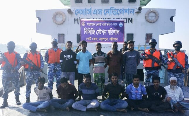 বরিশালে বিপুল পরিমাণ চোরাইকৃত কয়লা ও লাইটার ভেসেলসহ ১২ জন চোরাকারবারী আটক