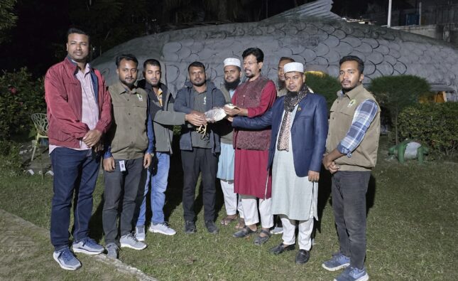 কুয়াকাটায় মুরগির দোকান থেকে আহত নিশি বক উদ্ধার, অবমুক্ত