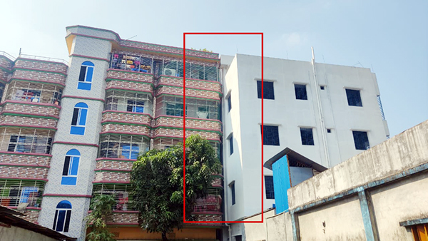 বরিশাল নগরীতে ভূমিকম্পে হেলে পড়েছে ভবন