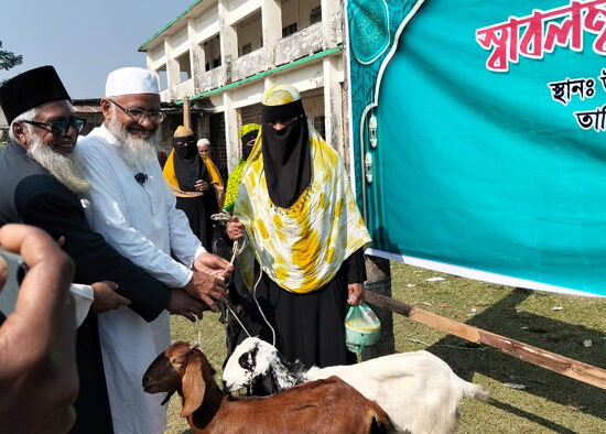 মেহেন্দিগঞ্জের ১৫ অসহায় পরিবারে ঘর ও ছাগল উপহার দিলেন দাঁড়িপাল্লার প্রার্থী মাওলানা আবদুল জব্বার