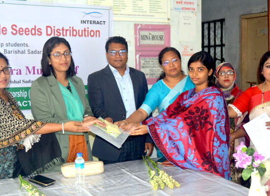 দরিদ্র শিক্ষার্থীদের মাঝে টিউশন ফি ও সবজি বীজ বিতরণ
