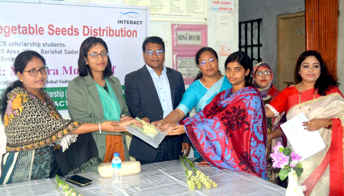 দরিদ্র শিক্ষার্থীদের মাঝে টিউশন ফি ও সবজি বীজ বিতরণ