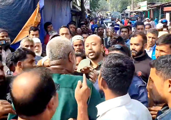 বাবুগঞ্জে ব্যারিস্টার ফুয়াদকে ধা’ওয়া দিলেন বিএনপি নেতাকর্মীরা