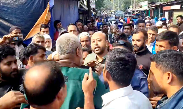 বাবুগঞ্জে ব্যারিস্টার ফুয়াদকে ধা’ওয়া দিলেন বিএনপি নেতাকর্মীরা