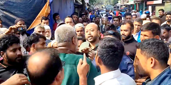 বাবুগঞ্জে ব্যারিস্টার ফুয়াদকে ধা’ওয়া দিলেন বিএনপি নেতাকর্মীরা