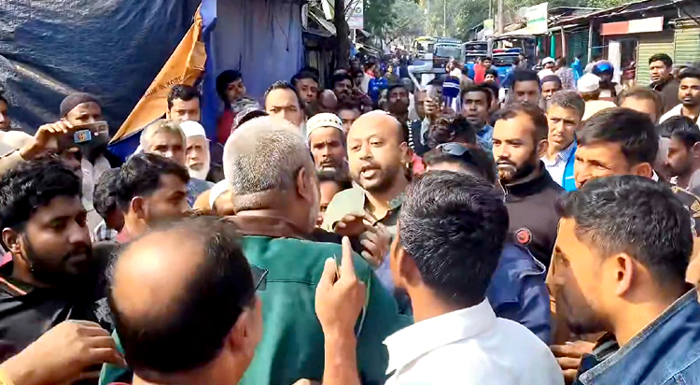 বাবুগঞ্জে ব্যারিস্টার ফুয়াদকে ধা’ওয়া দিলেন বিএনপি নেতাকর্মীরা