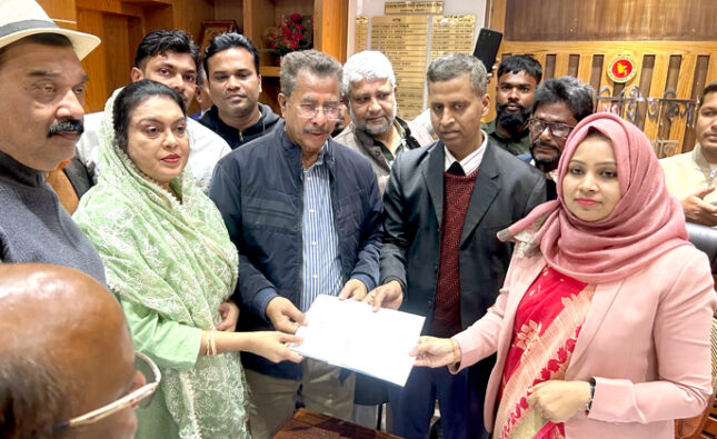 বাকেরগঞ্জে বিএনপির মনোনীত প্রার্থী আবুল হোসেন খানের মনোনয়নপত্র সংগ্রহ