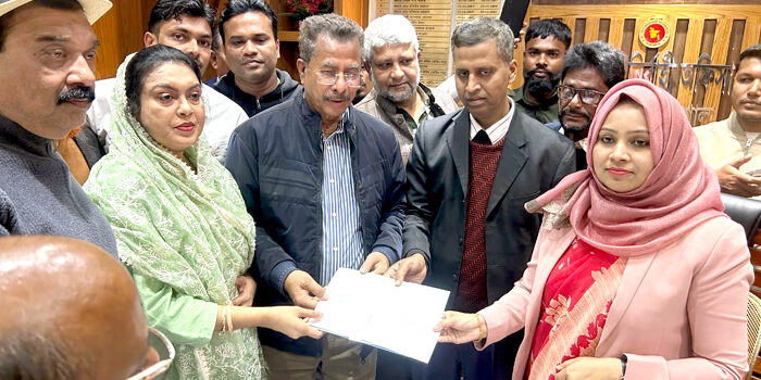 বাকেরগঞ্জে বিএনপির মনোনীত প্রার্থী আবুল হোসেন খানের মনোনয়নপত্র সংগ্রহ