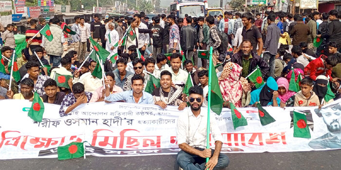 বরিশাল বিমানবন্দরের নামকরণ হাদির নামে করার দাবিতে সড়ক অবরোধ