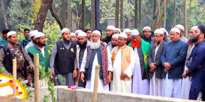 ওসমান হাদির কবর জেয়ারত করলেন চরমোনাই পীর