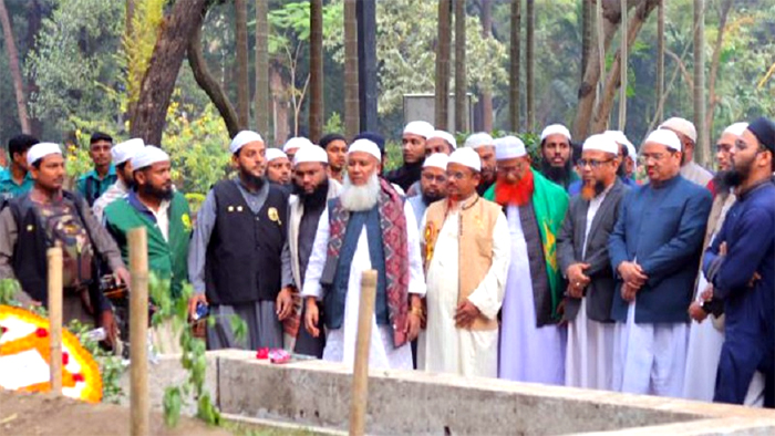 ওসমান হাদির কবর জেয়ারত করলেন চরমোনাই পীর