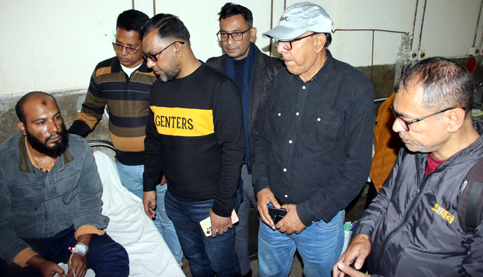 পুলিশ কনস্টেবলের হামলায় সাংবাদিক ফিরোজ মোস্তফা আহত