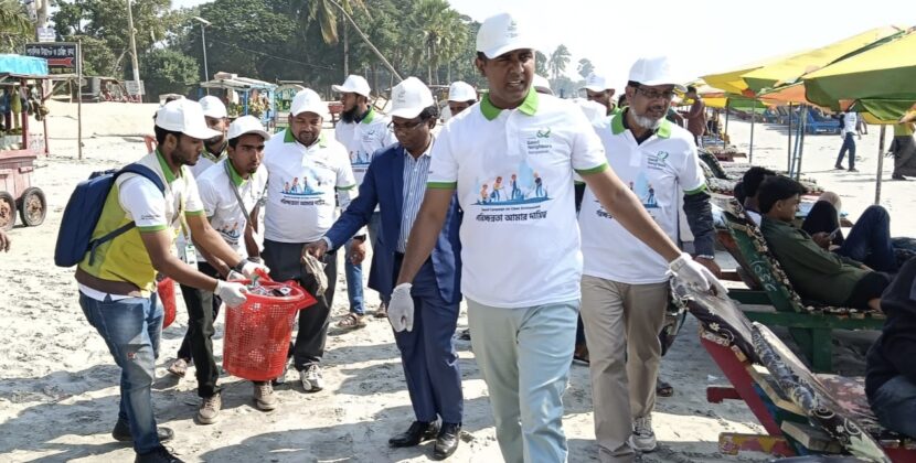 কুয়াকাটায় আন্তর্জাতিক স্বেচ্ছাসেবক দিবসে পরিস্কার পরিচ্ছন্নতা অভিযান
