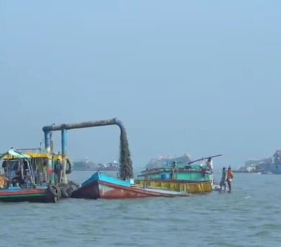 হাইকোর্টের স্থগিতাদেশ অমান্য : হিজলার মেঘনায় কোস্টগার্ডের অভিযানে ২১ জন গ্রেপ্তার, ৬০ ড্রেজার জব্দ