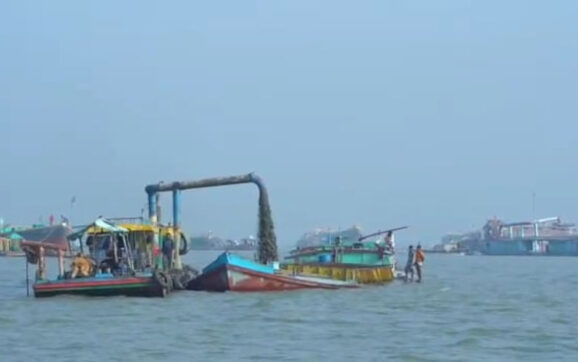 হাইকোর্টের স্থগিতাদেশ অমান্য : হিজলার মেঘনায় কোস্টগার্ডের অভিযানে ২১ জন গ্রেপ্তার, ৬০ ড্রেজার জব্দ
