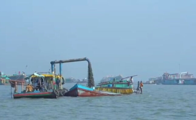 হাইকোর্টের স্থগিতাদেশ অমান্য : হিজলার মেঘনায় কোস্টগার্ডের অভিযানে ২১ জন গ্রেপ্তার, ৬০ ড্রেজার জব্দ