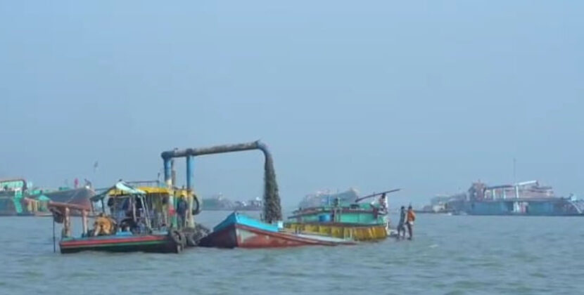 হাইকোর্টের স্থগিতাদেশ অমান্য : হিজলার মেঘনায় কোস্টগার্ডের অভিযানে ২১ জন গ্রেপ্তার, ৬০ ড্রেজার জব্দ