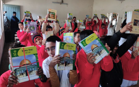 বছরের প্রথম দিনে নতুন বই পেয়ে খুশি শিক্ষার্থী অভিভাবকরা