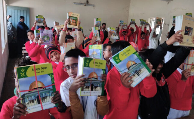 বছরের প্রথম দিনে নতুন বই পেয়ে খুশি শিক্ষার্থী অভিভাবকরা