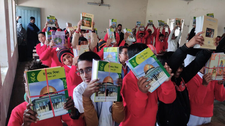 বছরের প্রথম দিনে নতুন বই পেয়ে খুশি শিক্ষার্থী অভিভাবকরা