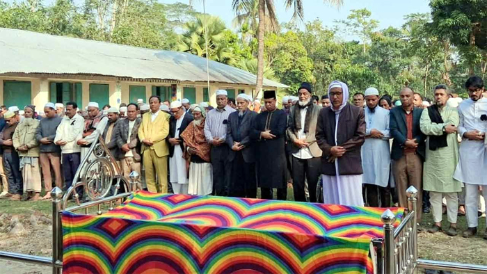 বেগম খালেদা জিয়ার জানাজায় গিয়ে মৃত্যু নিরবের পরিবারের দায়িত্ব নিলেন তারেক রহমান