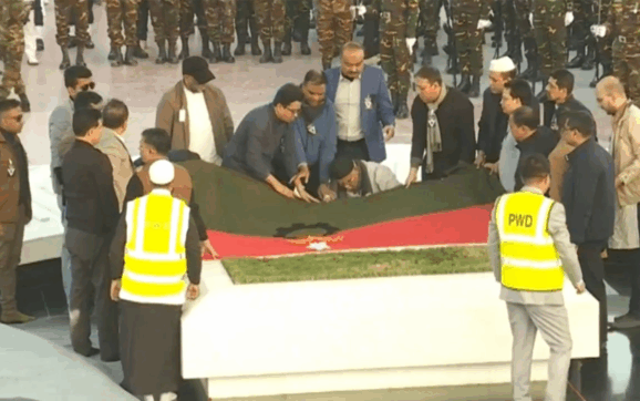 ‘আপসহীন নেত্রী’ খালেদা জিয়া স্বামীর পাশে চিরনিদ্রায় শায়িত