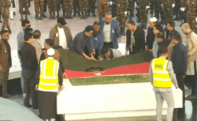 ‘আপসহীন নেত্রী’ খালেদা জিয়া স্বামীর পাশে চিরনিদ্রায় শায়িত