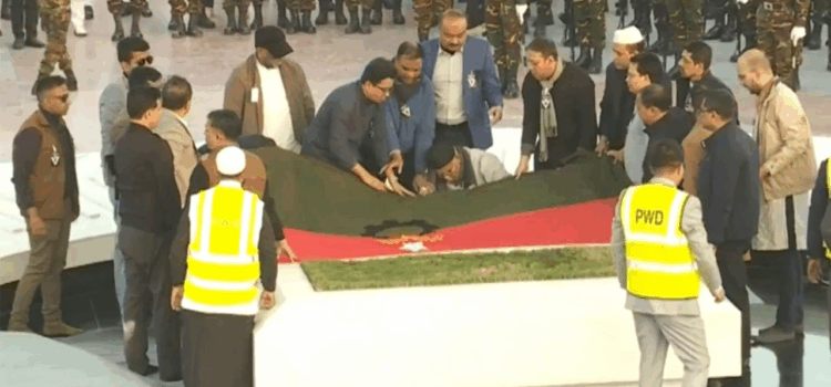 ‘আপসহীন নেত্রী’ খালেদা জিয়া স্বামীর পাশে চিরনিদ্রায় শায়িত