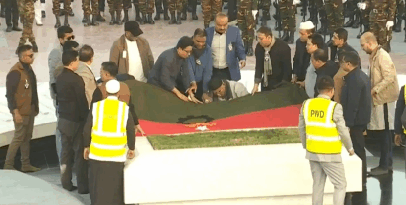 ‘আপসহীন নেত্রী’ খালেদা জিয়া স্বামীর পাশে চিরনিদ্রায় শায়িত