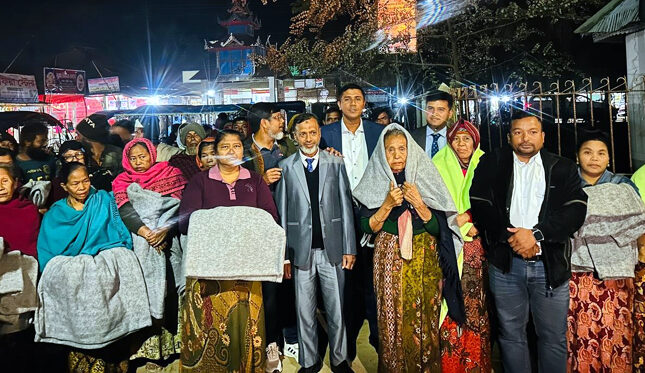 শীতার্ত রাখাইন জনগোষ্ঠীর পাশে কলাপাড়া উপজেলা প্রশাসন