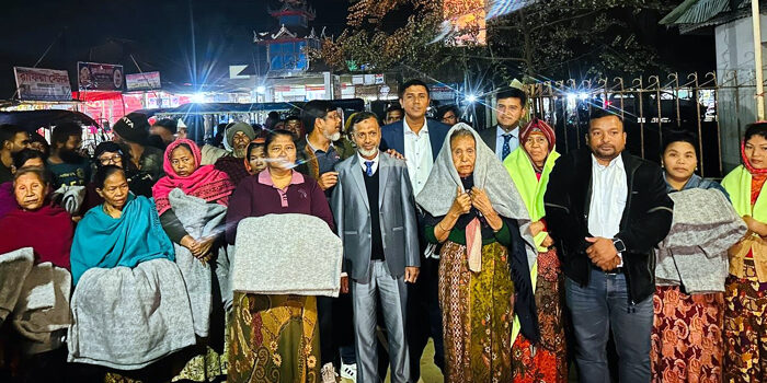 শীতার্ত রাখাইন জনগোষ্ঠীর পাশে কলাপাড়া উপজেলা প্রশাসন