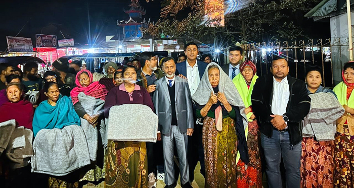 শীতার্ত রাখাইন জনগোষ্ঠীর পাশে কলাপাড়া উপজেলা প্রশাসন