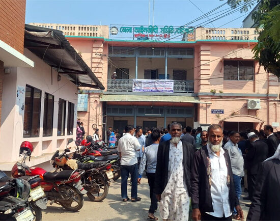 যে কারণে বরিশালের ১২ আইনজীবীর সনদ বাতিলের সুপারিশ