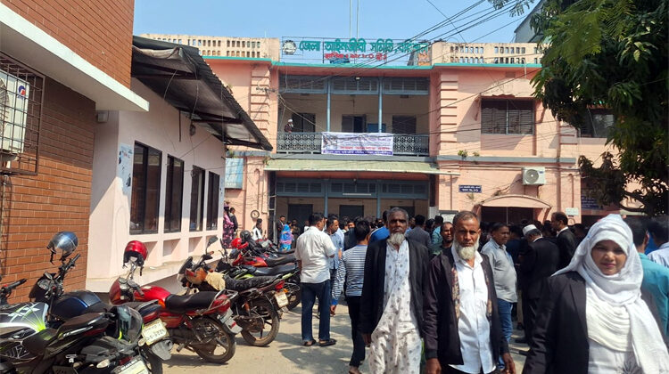 যে কারণে বরিশালের ১২ আইনজীবীর সনদ বাতিলের সুপারিশ