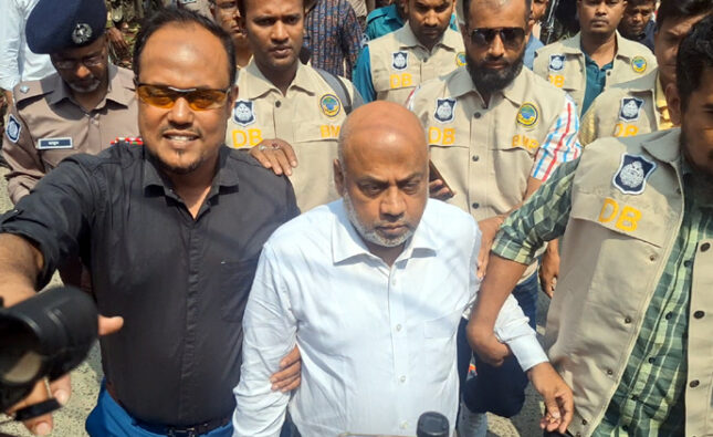 বরিশালে জেলা আইনজীবী সমিতির সভাপতি গ্রেপ্তার: আইনজীবীদের বিক্ষোভ