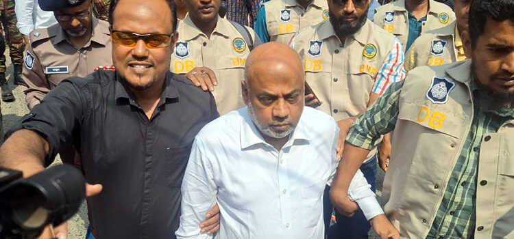 বরিশালে জেলা আইনজীবী সমিতির সভাপতি গ্রেপ্তার: আইনজীবীদের বিক্ষোভ